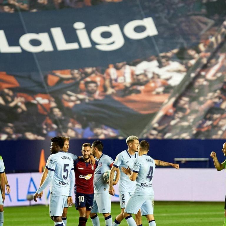 Animierte Zuschauerränge bei der Fernsehübertragung des "La Liga"-Spiels Osasuna vs Atletico de Madrid im El Sadar Stadion in Pamplona am 17. Juni 2020 