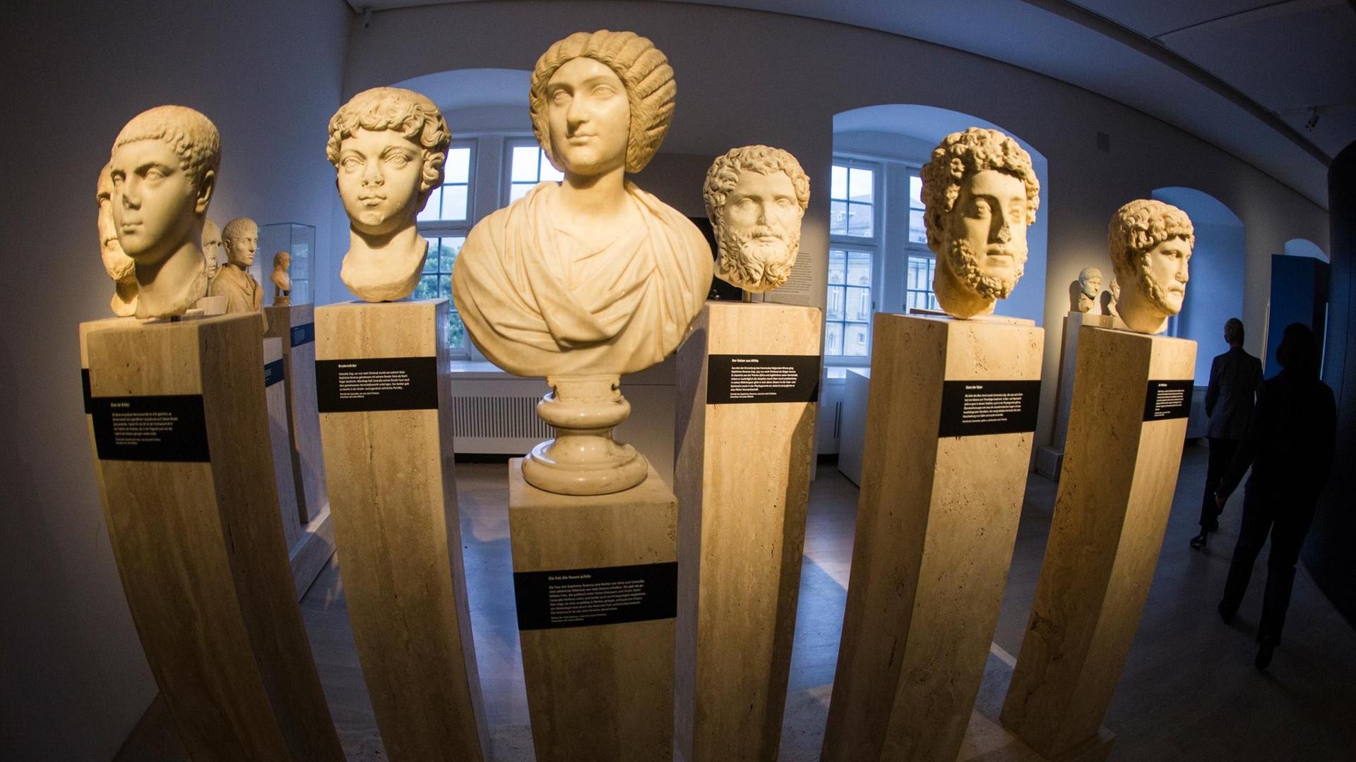 Büsten von verschiedenen römischen Kaisern sind am 19.05.2016 in der Ausstellung "Wahre Schätze. Antike, Kelten, Kunstkammer" im Landesmuseum Württemberg in Stuttgart.