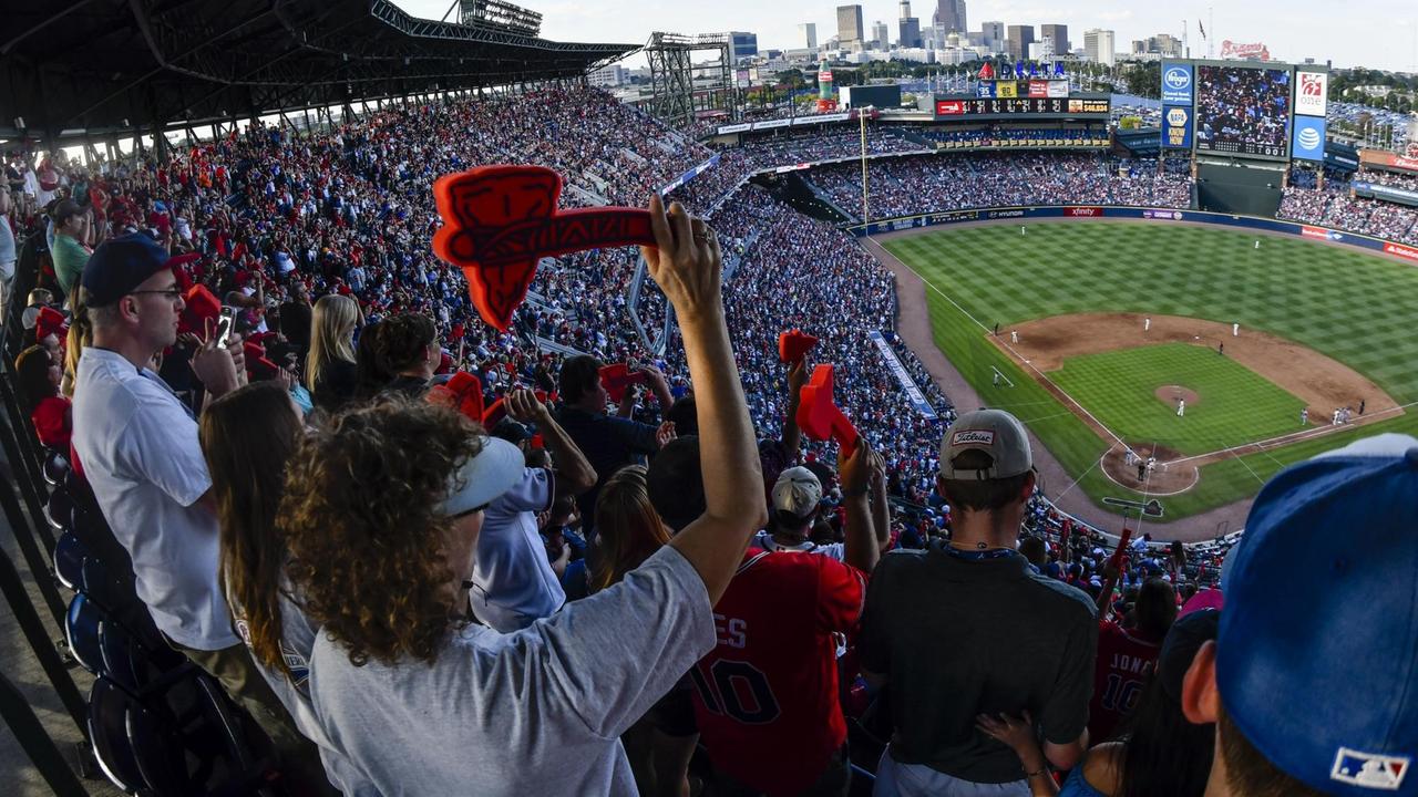 Auf diesem Bild aus dem Jahr 2016 feuern Fans der Atlanta Braves ihre Spieler mit einem sogenannten Tomahawk Chop aus Schaumstoff an. Auf diesem Bild aus dem Jahr 2016 feuern Fans der Atlanta Braves ihre Spieler mit einem sogenannten Tomahawk Chop aus Schaumstoff an.
