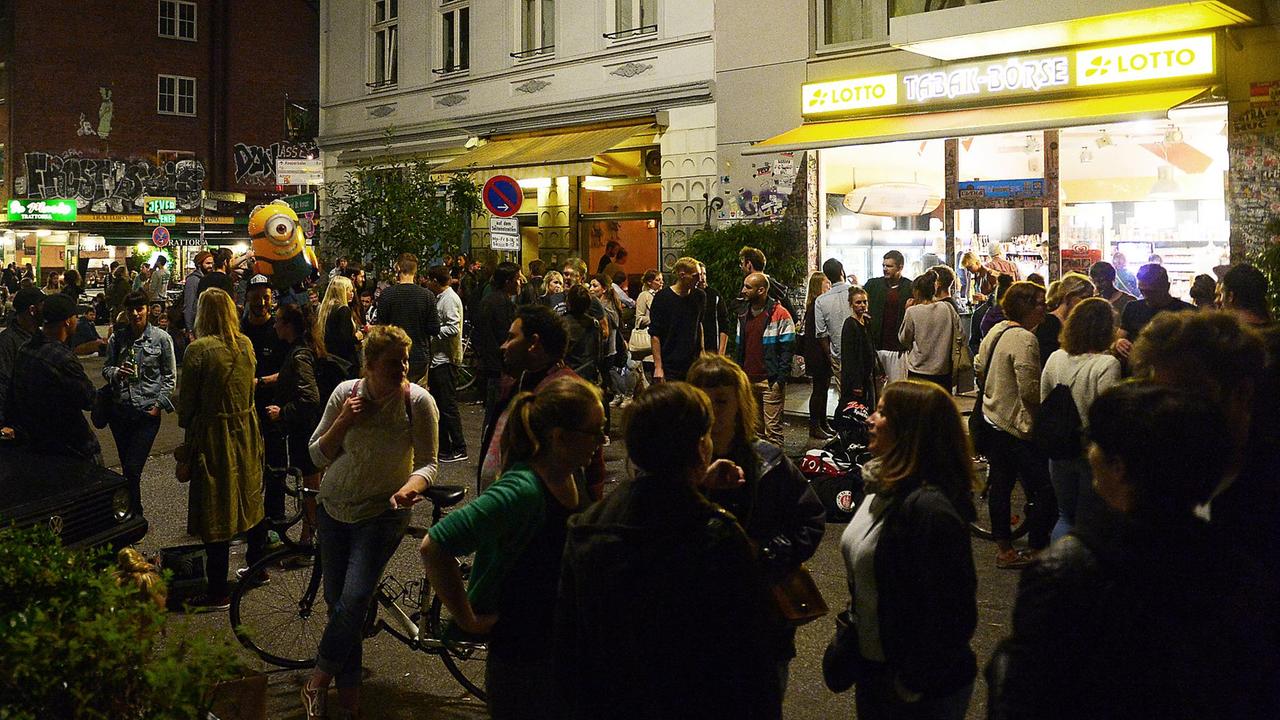 Junge Menschen stehen und sitzen am 20.08.2015 in Hamburg nachts auf der Straße Beim Grünen Jäger vor einem Kiosk. Junge Menschen stehen und sitzen am 20.08.2015 in Hamburg nachts auf der Straße Beim Grünen Jäger vor einem Kiosk.