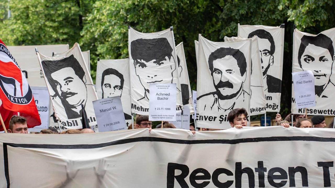 Bei einer Demo gedenken Aktivisten der Menschen, die vom NSU ermordet wurden. Bei einer Demo gedenken Aktivisten der Menschen, die vom NSU ermordet wurden.