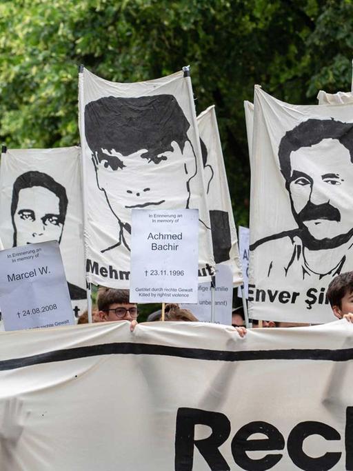 Bei einer Demo gedenken Aktivisten der Menschen, die vom NSU ermordet wurden.