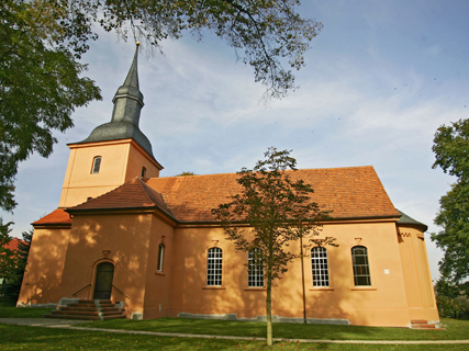 Die Kirche in Ribbeck im Havelland. Hier stand der berühmte Birnenbaum, den Theodor Fontane in seinem Gedicht verewigt hat.