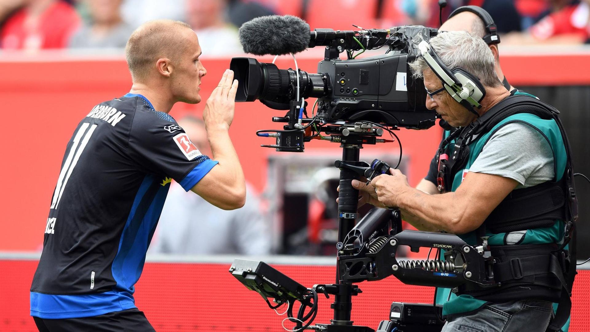 Bayer 04 Leverkusen - SC Paderborn 17.08.2019. Der Torschütze zum 1:1 für Paderborn Sven Michel jubelt in die Fernsehkamera. Bayer 04 Leverkusen - SC Paderborn 17.08.2019. Der Torschütze zum 1:1 für Paderborn Sven Michel jubelt in die Fernsehkamera.