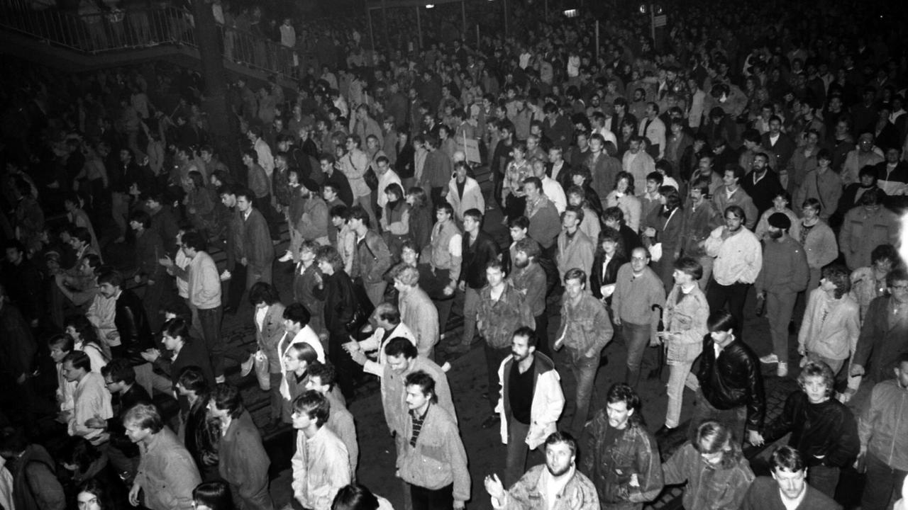 Am Montag, dem 9. Oktober 1989, findet nach dem Montagsgebet in der Nikolaikirche die historische, friedliche Montagsdemonstration mit über 70.000 Teilnehmern statt. Schweigend und ohne Transparente ging es vom Karl-Marx-Platz um den Leipziger Innenstadtring - im Bild am so genannten Blauen Wunder, einer Fußgängerbrücke am Richard-Wagner-Platz, unmittelbar neben dem Konsument-Kaufhaus "Blechbüchse". Am Montag, dem 9. Oktober 1989, findet nach dem Montagsgebet in der Nikolaikirche die historische, friedliche Montagsdemonstration mit über 70.000 Teilnehmern statt. Schweigend und ohne Transparente ging es vom Karl-Marx-Platz um den Leipziger Innenstadtring - im Bild am so genannten Blauen Wunder, einer Fußgängerbrücke am Richard-Wagner-Platz, unmittelbar neben dem Konsument-Kaufhaus "Blechbüchse".