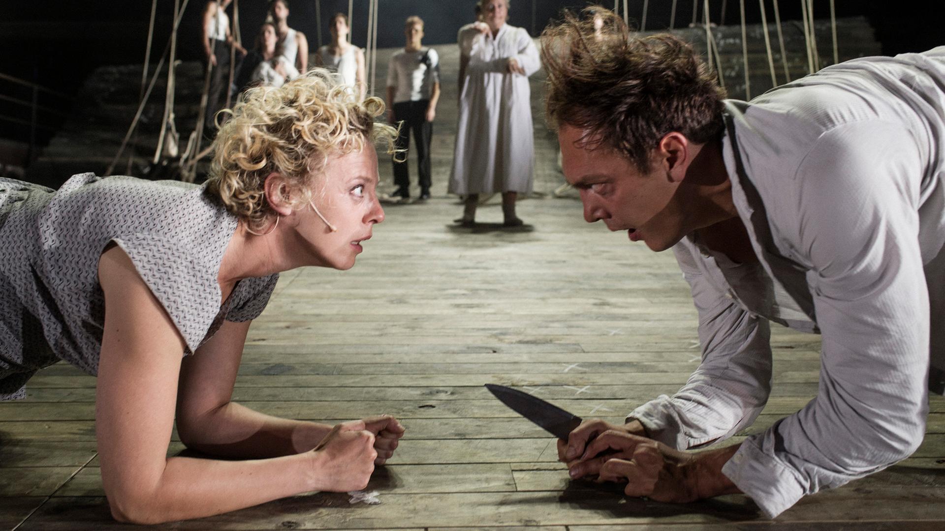 Hunger. Trilogie meiner Familie 3, mit Rafael Stachowiak (rechts), Patrycia Ziolkowska (links) Hunger. Trilogie meiner Familie 3, mit Rafael Stachowiak (rechts), Patrycia Ziolkowska (links)