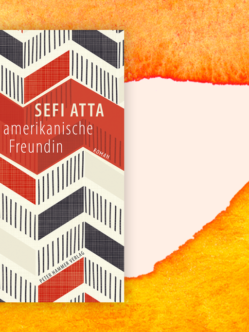 Zu sehen ist das Buchcover zu "Die amerikanische Freundin" von der Autorin Sefi Atta auf einem orange-weißen Hintergrund.