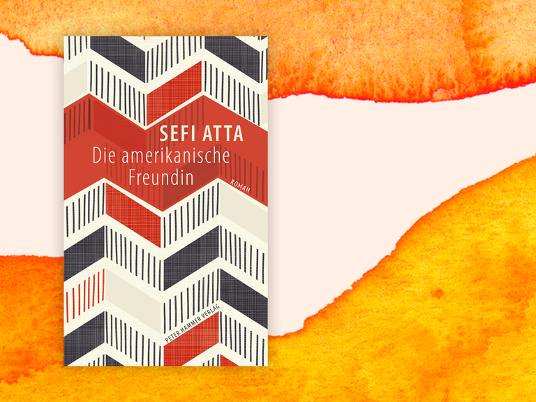 Zu sehen ist das Buchcover zu "Die amerikanische Freundin" von der Autorin Sefi Atta auf einem orange-weißen Hintergrund.