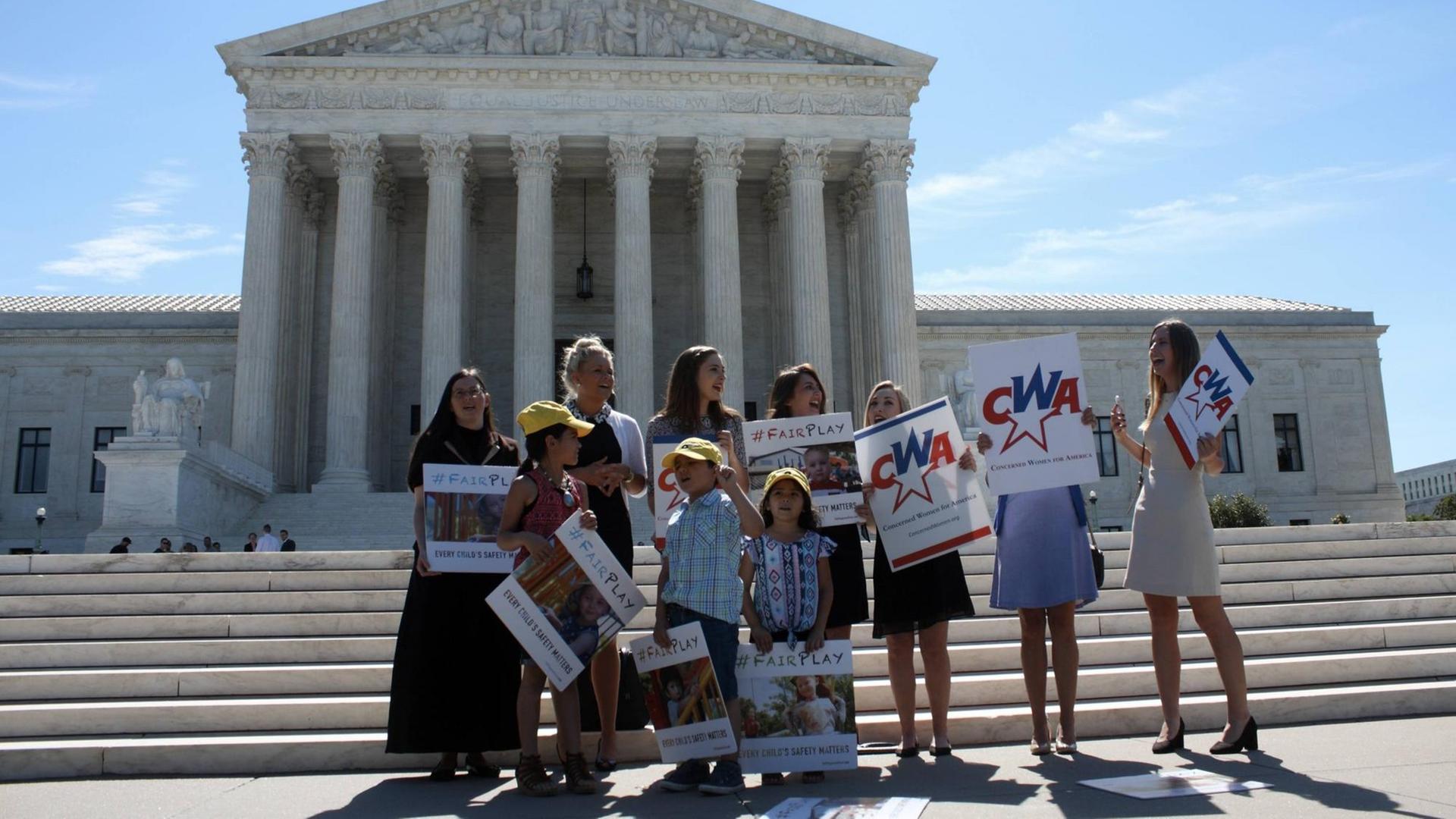Frauen protestieren am 26. Juni vor dem Supreme Court in Washington dafür, dass ein kirchlicher Kindergarten staatliche Zuschüsse erhält. Frauen protestieren am 26. Juni vor dem Supreme Court in Washington dafür, dass ein kirchlicher Kindergarten staatliche Zuschüsse erhält.