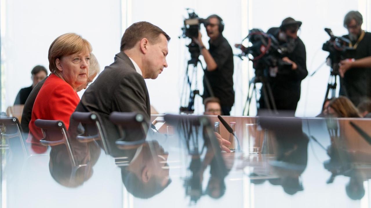 Bundeskanzlerin Angela Merkel (CDU) spricht am 29.08.2017 in der Bundespressekonferenz in Berlin zu aktuellen Themen der Innen- und Außenpolitik neben Regierungssprecher Steffen Seibert. Bundeskanzlerin Angela Merkel (CDU) spricht am 29.08.2017 in der Bundespressekonferenz in Berlin zu aktuellen Themen der Innen- und Außenpolitik neben Regierungssprecher Steffen Seibert.