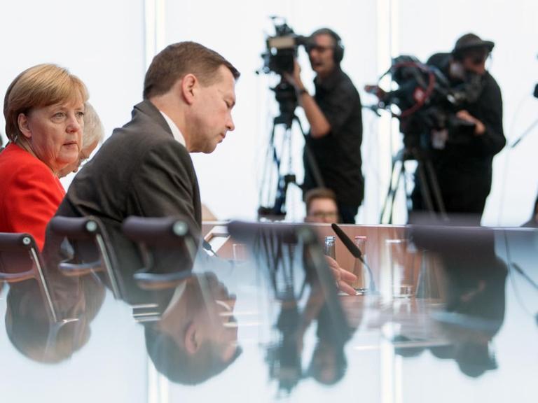 Bundeskanzlerin Angela Merkel (CDU) spricht am 29.08.2017 in der Bundespressekonferenz in Berlin zu aktuellen Themen der Innen- und Außenpolitik neben Regierungssprecher Steffen Seibert.