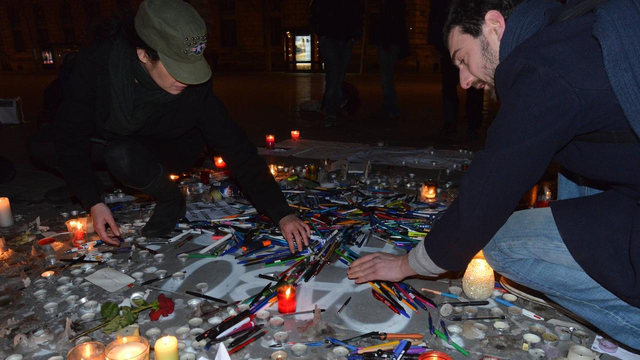 Menschen trauern in Paris nach dem Anschlag auf die Satirezeitschrift "Charlie Hebdo". Menschen trauern in Paris nach dem Anschlag auf die Satirezeitschrift "Charlie Hebdo".