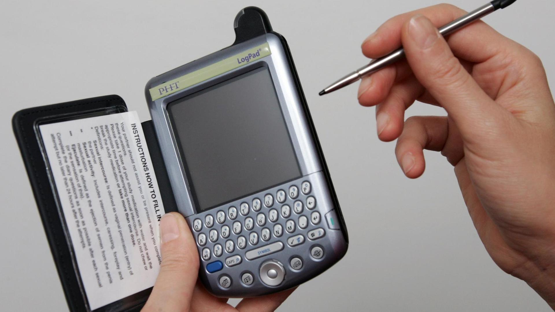 In einen tragbaren Computer, einen sogenannten PDA (Personal Digital Assistent), mit Funkanbindung überträgt eine Mitarbeiterin im Zentrum für Klinische Forschung Berlin-Buch (kfbb) Daten eines Patienten, die zur Erfassung und Auswertung an die zentrale Datenbank der kfbb übertragen werden (Foto vom 18.01.2005). Die kfbb ist ein privates Institut auf dem etwa 32 Hektar großen Campus, das sich auf die Durchführung ambulanter klinischer Therapiestudien im Zusammenhang mit dem Test und der Einführung neuer Arzneimittel spezialisiert hat. Derzeit laufen Untersuchungen zu Kniearthrose, Cholesterinerhöhung, chronischer Bronchitis, Reizdarmsyndrom, Reizmagen und Rückenschmerzen. Mit regelmäßigen Kontrolluntersuchungen, Labortests, EKG und Blutdruckmessungen werden die Patienten während der Studie begleitet. Foto: Soeren Stache +++(c) dpa - Report+++ | Verwendung weltweit In einen tragbaren Computer, einen sogenannten PDA (Personal Digital Assistent), mit Funkanbindung überträgt eine Mitarbeiterin im Zentrum für Klinische Forschung Berlin-Buch (kfbb) Daten eines Patienten, die zur Erfassung und Auswertung an die zentrale Datenbank der kfbb übertragen werden (Foto vom 18.01.2005). Die kfbb ist ein privates Institut auf dem etwa 32 Hektar großen Campus, das sich auf die Durchführung ambulanter klinischer Therapiestudien im Zusammenhang mit dem Test und der Einführung neuer Arzneimittel spezialisiert hat. Derzeit laufen Untersuchungen zu Kniearthrose, Cholesterinerhöhung, chronischer Bronchitis, Reizdarmsyndrom, Reizmagen und Rückenschmerzen. Mit regelmäßigen Kontrolluntersuchungen, Labortests, EKG und Blutdruckmessungen werden die Patienten während der Studie begleitet. Foto: Soeren Stache +++(c) dpa - Report+++ | Verwendung weltweit