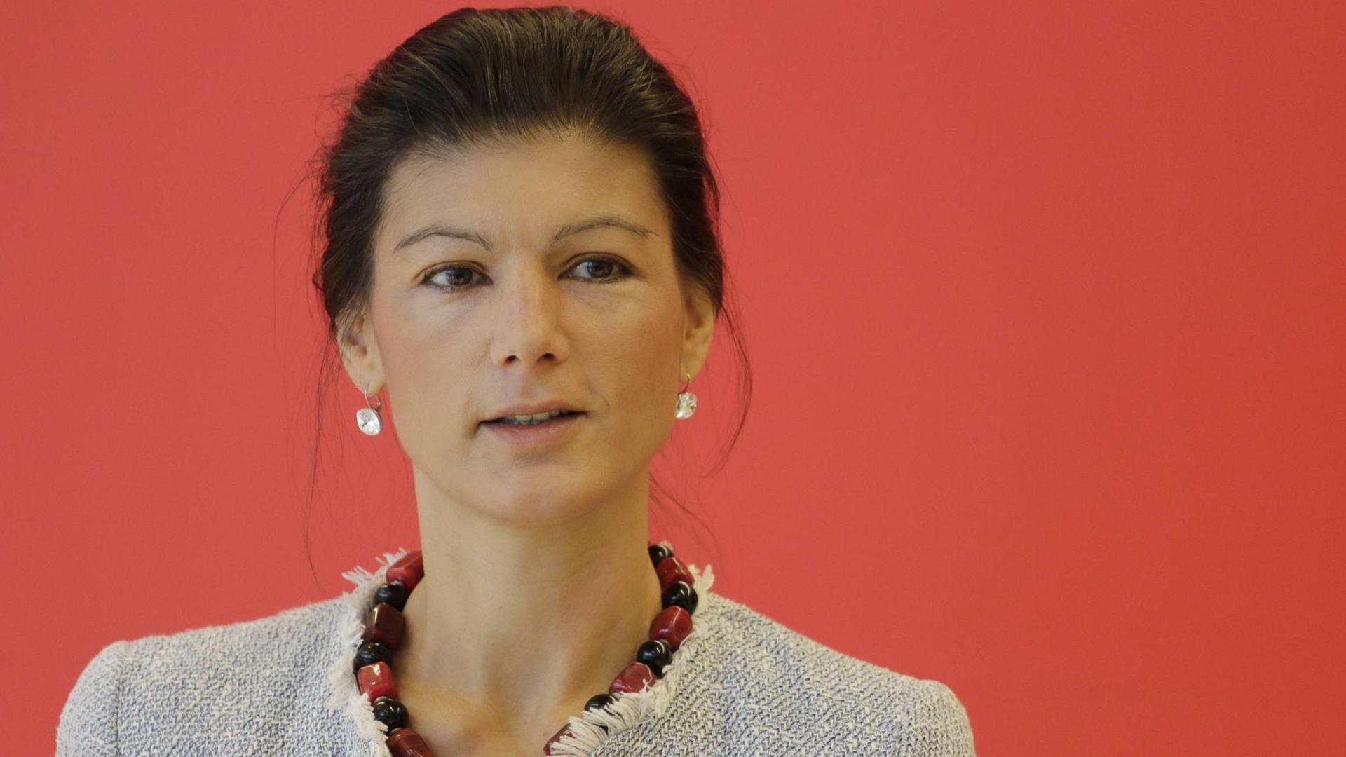 Sahra Wagenknecht vor rotem Hintergrund. Sahra Wagenknecht vor rotem Hintergrund.