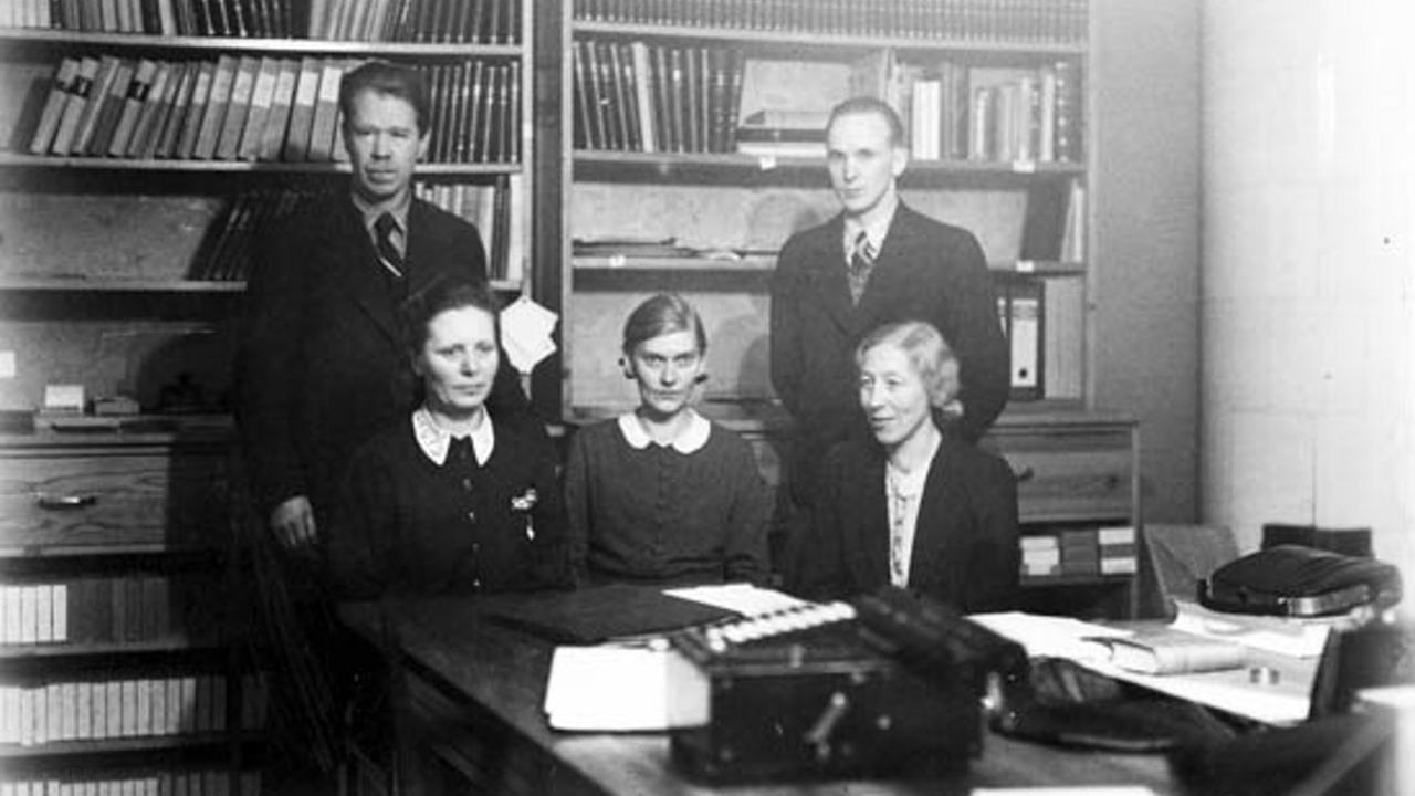 Liisi Oterma (1920-2001) (Mitte) auf einer Aufnahme von 1943, Yrjö Väisälä steht hinten links Liisi Oterma (1920-2001) (Mitte) auf einer Aufnahme von 1943, Yrjö Väisälä steht hinten links