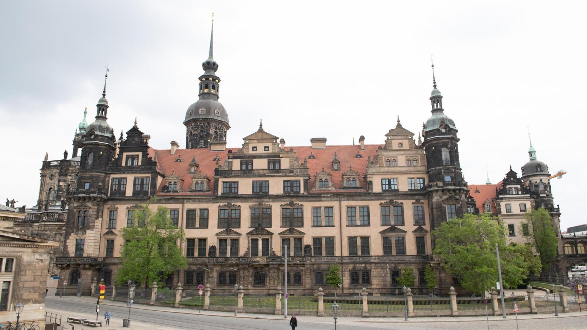 Das Residenzschloss mit dem Historischen Grünen Gewölbe der Staatlichen Kunstsammlungen Dresden Das Residenzschloss mit dem Historischen Grünen Gewölbe der Staatlichen Kunstsammlungen Dresden
