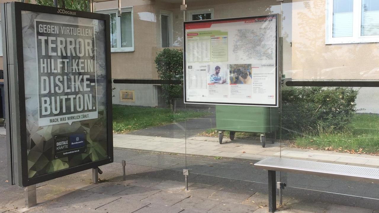 Bundeswehr-Werbung an einer Bus-Haltestelle in Köln - auf dem Plakat steht "Gegen Terror hilft kein Dislike-Button"