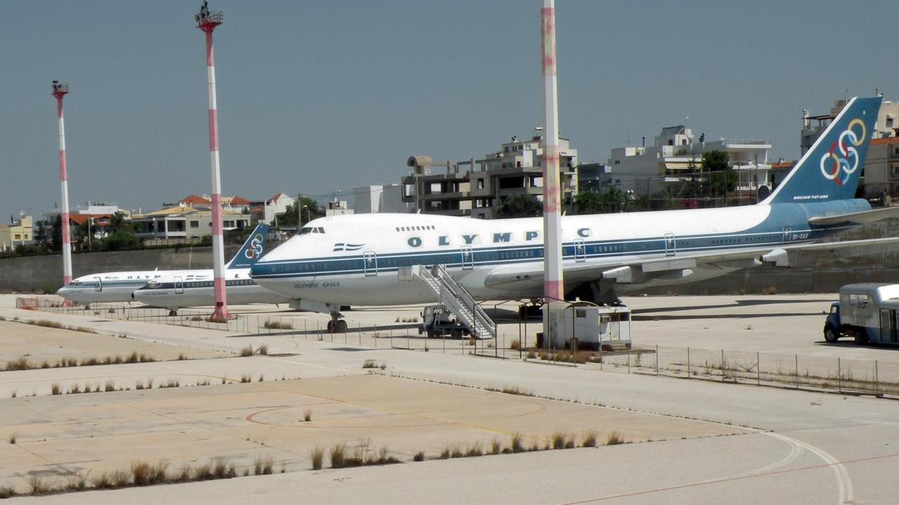 Flugzeuge der ehemaligen staatlichen Fluggesellschaft Olympic auf dem alten Athener Flughafen in Elliniko Flugzeuge der ehemaligen staatlichen Fluggesellschaft Olympic auf dem alten Athener Flughafen in Elliniko
