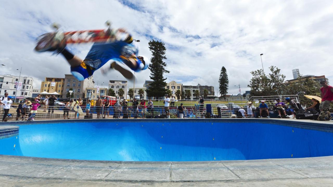 Ein Bowl-Pool bei den World Skate Boarding Championships am Bondi Beach in Australien Ein Bowl-Pool bei den World Skate Boarding Championships am Bondi Beach in Australien