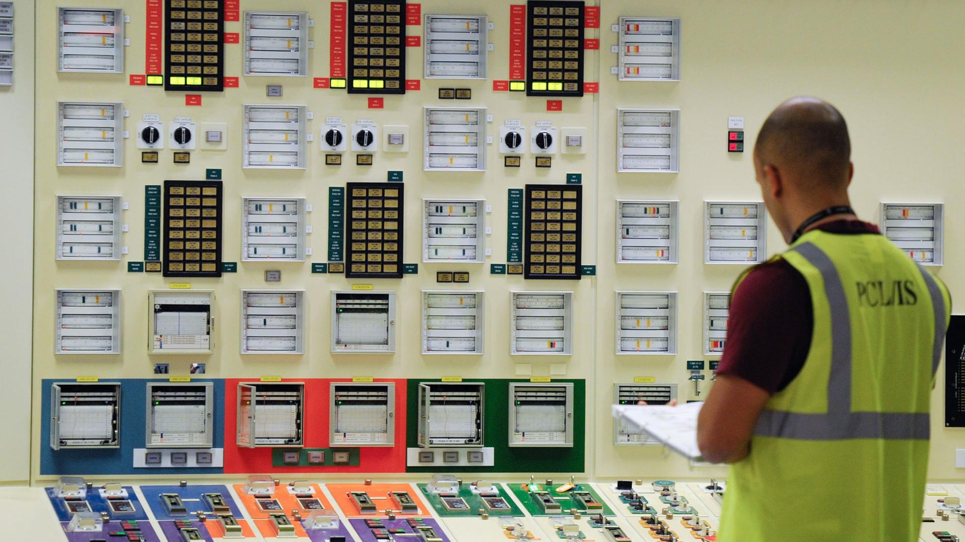 Ein Mitarbeiter von "Electricité de France" im Atomkraftwerk Fessenheim während einer Notfallübung. Ein Mitarbeiter von "Electricité de France" im Atomkraftwerk Fessenheim während einer Notfallübung.