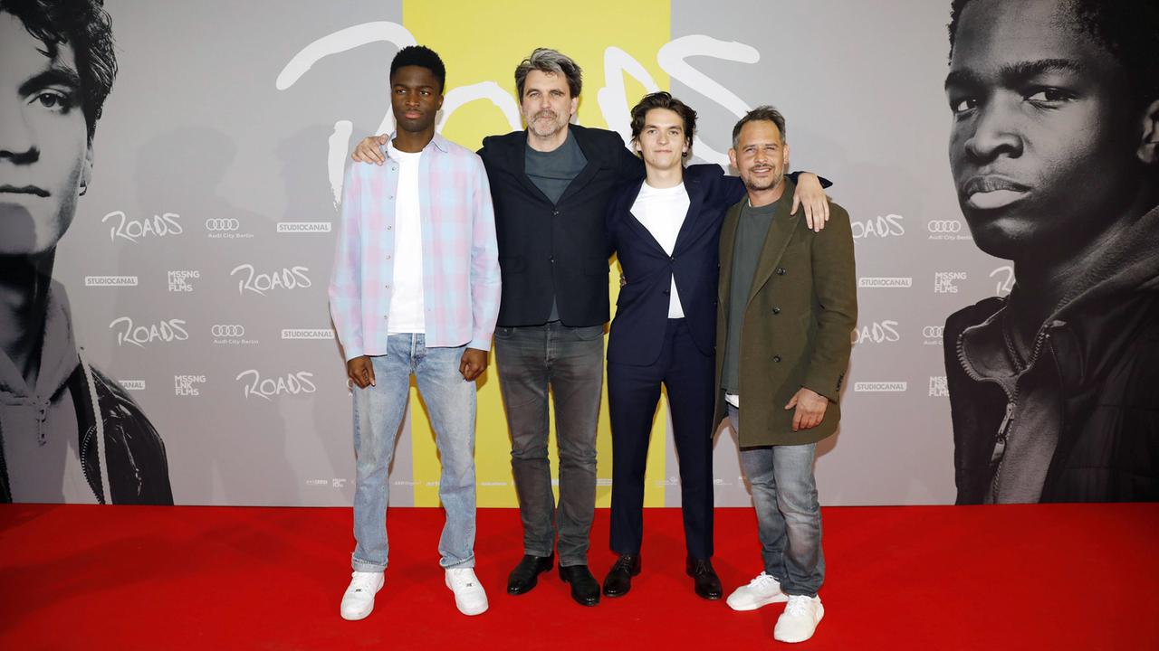 Stéphane Bak, Regisseur Sebastian Schipper, Fionn Whitehead und Moritz Bleibtreu bei der Premiere des Kinofilms "Roads" im Kino International in Berlin Stéphane Bak, Regisseur Sebastian Schipper, Fionn Whitehead und Moritz Bleibtreu bei der Premiere des Kinofilms "Roads" im Kino International in Berlin