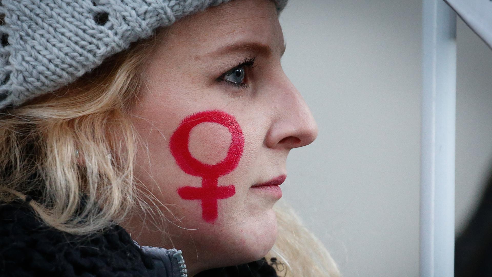 Eine junge Frau am 21. Januar 2017 in Brüssel beim Protestmarsch Women's March gegen Trump - und gegen Sexismus und Gewalt Eine junge Frau am 21. Januar 2017 in Brüssel beim Protestmarsch Women's March gegen Trump - und gegen Sexismus und Gewalt