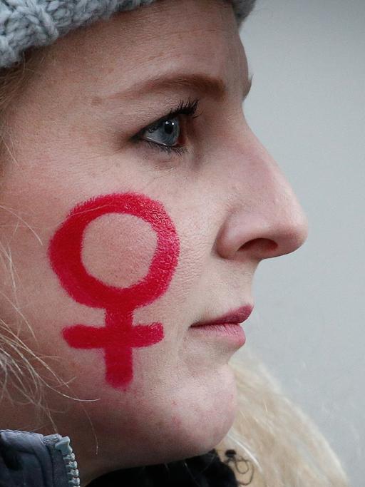 Eine junge Frau am 21. Januar 2017 in Brüssel beim Protestmarsch Women's March gegen Trump - und gegen Sexismus und Gewalt