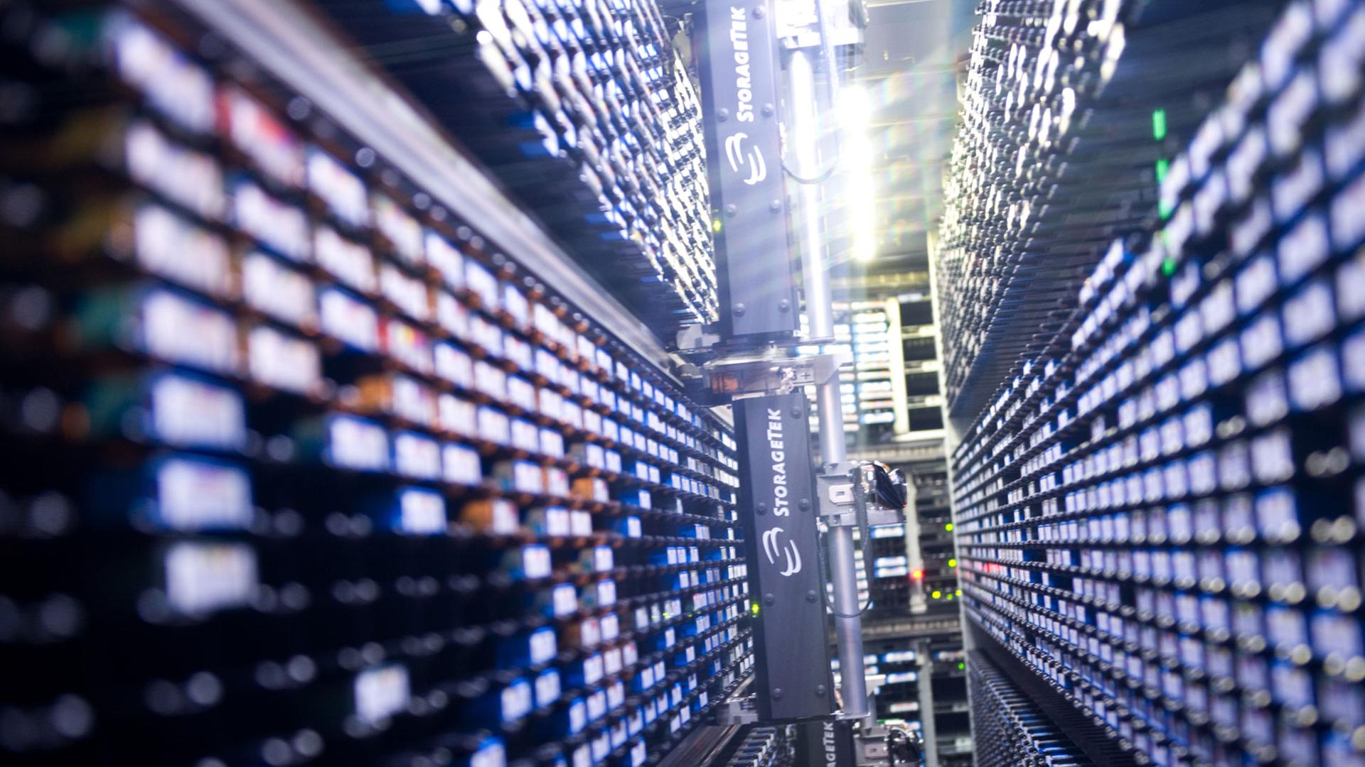 Lange Reihen von Lichtern laufen in der Mitte des Bildes zusammen. Es zeigt ein automatisches Lager für Magnet-Datenbänder in einem Nebenraum des Supercomputers "Blizzard" im Deutschen Klimarechenzentrum in Hamburg Lange Reihen von Lichtern laufen in der Mitte des Bildes zusammen. Es zeigt ein automatisches Lager für Magnet-Datenbänder in einem Nebenraum des Supercomputers "Blizzard" im Deutschen Klimarechenzentrum in Hamburg