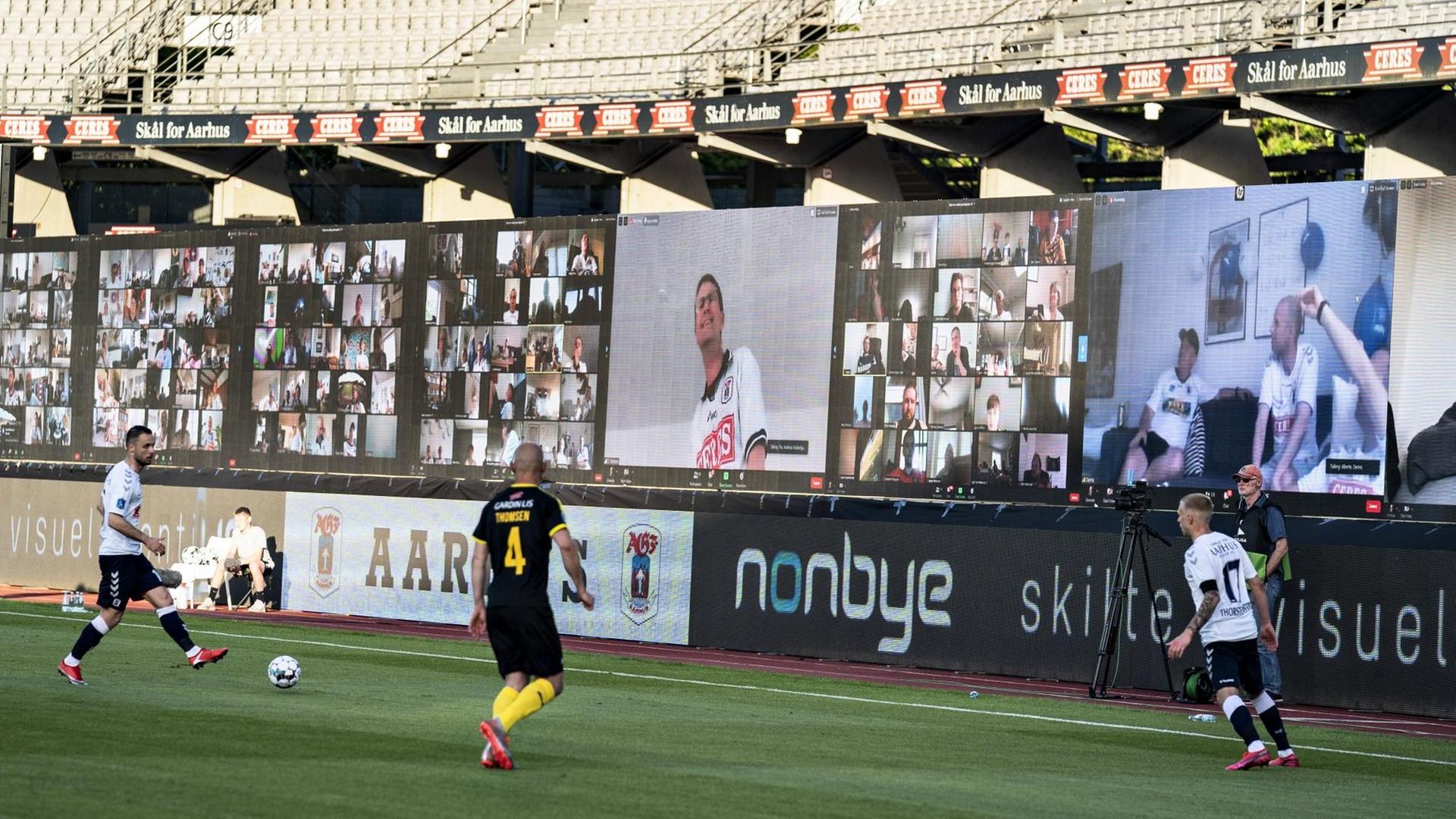 Storskaerm i 3F Superligakampen mellem AGF og Randers FC paa Ceres Park i Aarhus , torsdag 28. maj 2020. Kampen er den foerste efter nedlukningen under coronakrisen og spilles uden tilskuere og med restriktioner .. , Aarhus Jylland Denmark *** Big screen in 3F Super League match between AGF and Randers FC at Ceres Park in Aarhus, Thursday 28 May 2020 The match is the first after the closure during the corona crisis and is played without spectators and with restrictions, Aarhus Jylland Denmark, PUBLICATIONxINxGERxSUIxAUTxONLY Copyright: HenningxBagger HenningxBaggerx COP101 spdk20200528-214649-L Storskaerm i 3F Superligakampen mellem AGF og Randers FC paa Ceres Park i Aarhus , torsdag 28. maj 2020. Kampen er den foerste efter nedlukningen under coronakrisen og spilles uden tilskuere og med restriktioner .. , Aarhus Jylland Denmark *** Big screen in 3F Super League match between AGF and Randers FC at Ceres Park in Aarhus, Thursday 28 May 2020 The match is the first after the closure during the corona crisis and is played without spectators and with restrictions, Aarhus Jylland Denmark, PUBLICATIONxINxGERxSUIxAUTxONLY Copyright: HenningxBagger HenningxBaggerx COP101 spdk20200528-214649-L