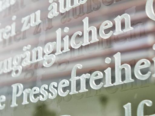 Das Wort Pressefreiheit ist in einem Ausschnitt des Artikels 5 des Grundgesetzes auf einer Glasscheiben am Außenhof des Jakob-Kaiser-Hauses in Berlin zu sehen.