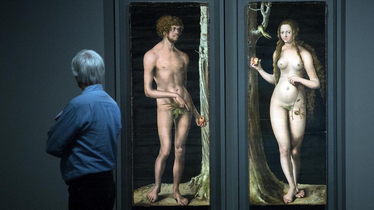 Ein Besucher betrachtet am 06.04.2017 in Düsseldorf (Nordrhein-Westfalen) die Bilder von Adam und Eva um 1508/10 des Renaissance-Maler Lucas Cranach d. Ä. Ein Besucher betrachtet am 06.04.2017 in Düsseldorf (Nordrhein-Westfalen) die Bilder von Adam und Eva um 1508/10 des Renaissance-Maler Lucas Cranach d. Ä.