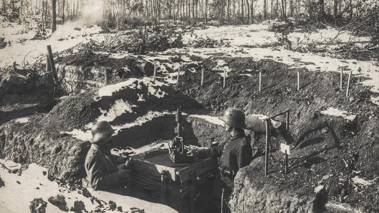 Zwei Soldaten im Schützengraben