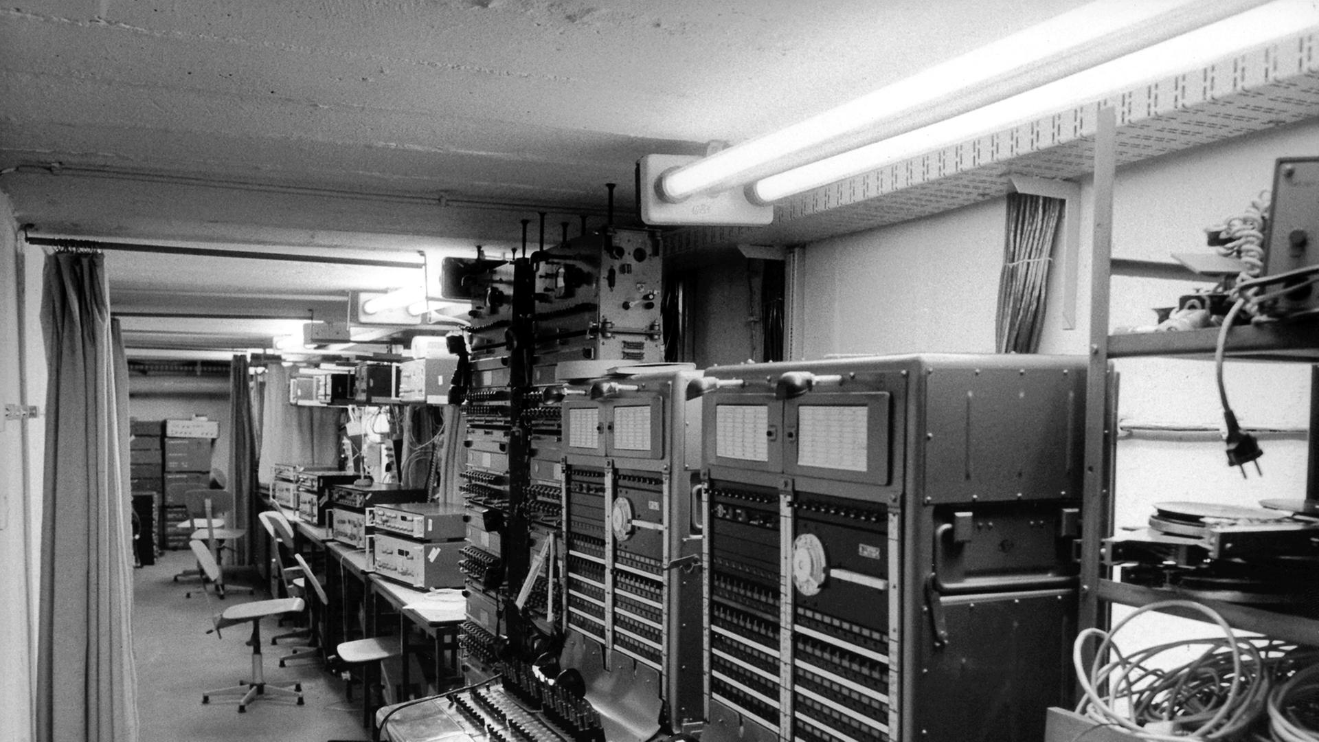 Blick in eine Telefonzentrale der Stasi Blick in eine Telefonzentrale der Stasi