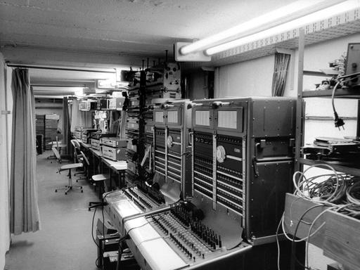 Blick in eine Telefonzentrale der Stasi