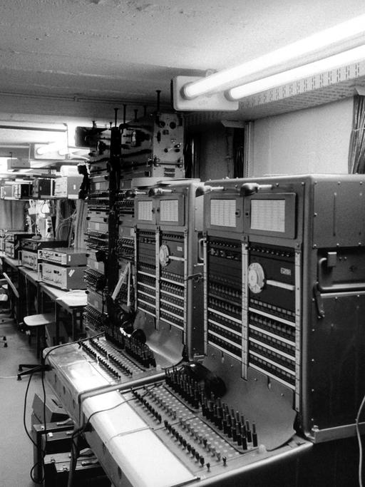 Blick in eine Telefonzentrale der Stasi