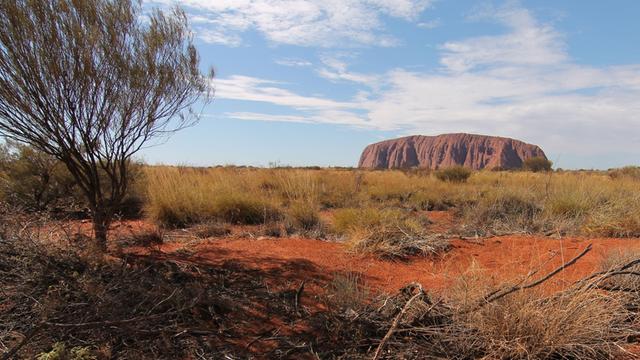 Der Inselberg Uluru, auch Ayers Rock genannt, im Uluru-Kata-Tjuta-Nationalpark in Zentralaustralien (Aufnahme vom 03.04.2014).