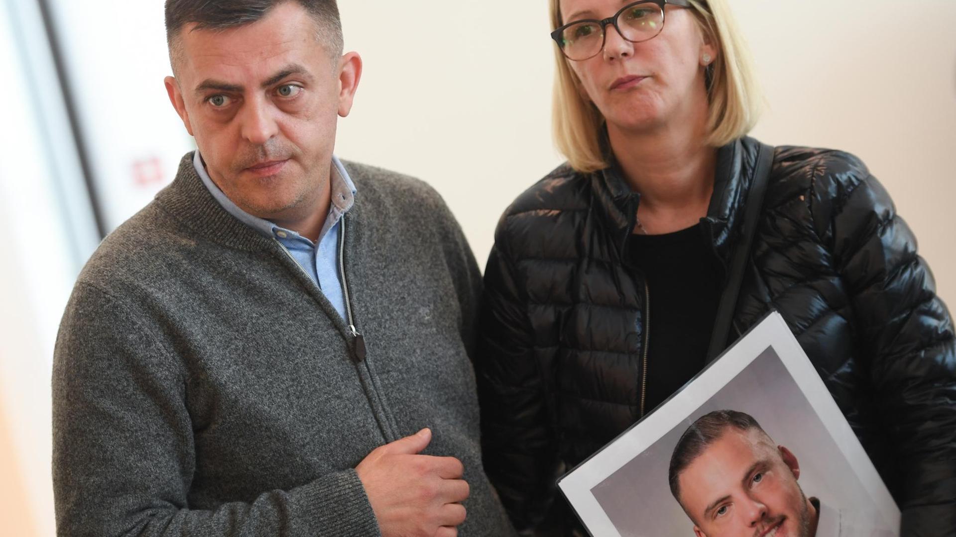 Armin und Dijana Kurtović mit einem Foto ihres ermordeten Sohns Hamza Armin und Dijana Kurtović mit einem Foto ihres ermordeten Sohns Hamza