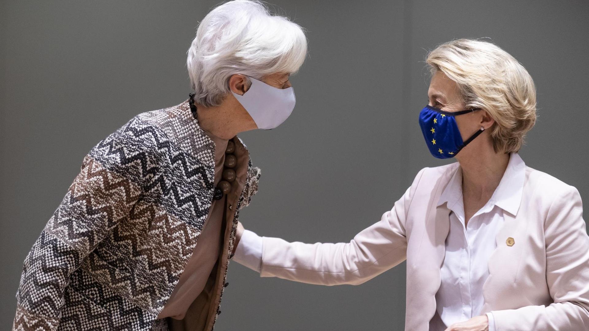 Die Präsidentin der Europäischen Zentralbank, Christine Lagarde (l.), und die Präsidentin der Europäischen Kommission, Ursula von der Leyen (r.), nehmen am 11. Dezember 2020 am Gipfel der Staats- und Regierungschefs der EU in Brüssel, Belgien, teil. Die Präsidentin der Europäischen Zentralbank, Christine Lagarde (l.), und die Präsidentin der Europäischen Kommission, Ursula von der Leyen (r.), nehmen am 11. Dezember 2020 am Gipfel der Staats- und Regierungschefs der EU in Brüssel, Belgien, teil.