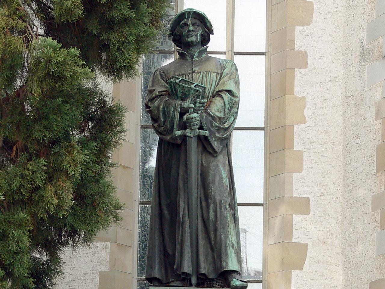 Ein Standbild des Reformators Ulrich Zwingli vor der Wasserkirche in Zürich Ein Standbild des Reformators Ulrich Zwingli vor der Wasserkirche in Zürich