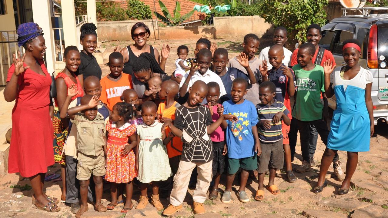 Die Juristin Susan Kigula gründete in Uganda ein Zentrum für Kinder von inhaftierten Frauen. Hier ist sie bei einem Gruppenfoto. Die Juristin Susan Kigula gründete in Uganda ein Zentrum für Kinder von inhaftierten Frauen. Hier ist sie bei einem Gruppenfoto.