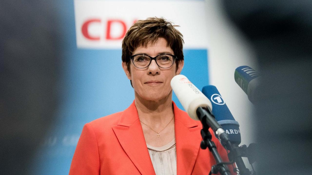 Annegret Kramp-Karrenbauer (CDU), Bundesvorsitzende, steht in einem roten Blazer vor Journalisten an einem Rednerpult. Annegret Kramp-Karrenbauer (CDU), Bundesvorsitzende, steht in einem roten Blazer vor Journalisten an einem Rednerpult.