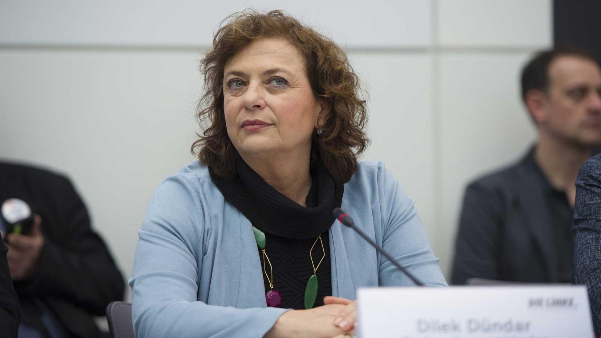 Die Journalistin Dilek Dündar, Ehefrau des angeklagten "Cumhuriyet"-Chefredakteurs, bei der Fraktionssitzung der Linkspartei im Deutschen Bundestag. Die Journalistin Dilek Dündar, Ehefrau des angeklagten "Cumhuriyet"-Chefredakteurs, bei der Fraktionssitzung der Linkspartei im Deutschen Bundestag.
