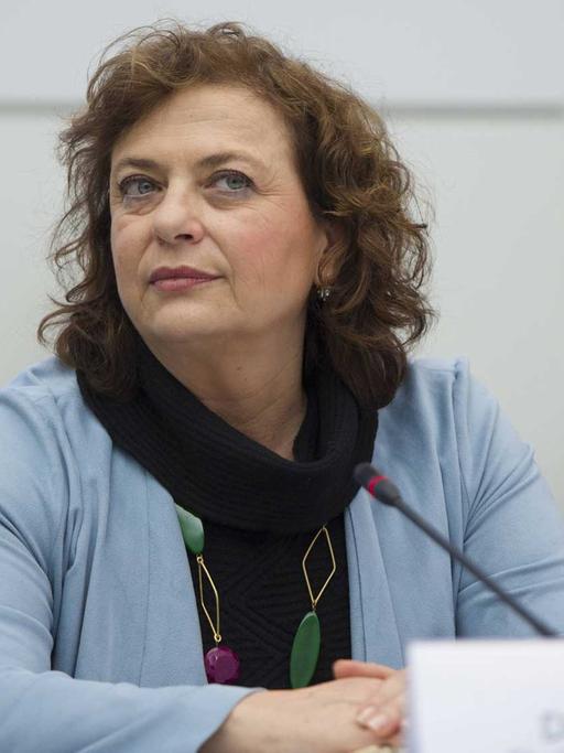 Die Journalistin Dilek Dündar, Ehefrau des angeklagten "Cumhuriyet"-Chefredakteurs, bei der Fraktionssitzung der Linkspartei im Deutschen Bundestag.
