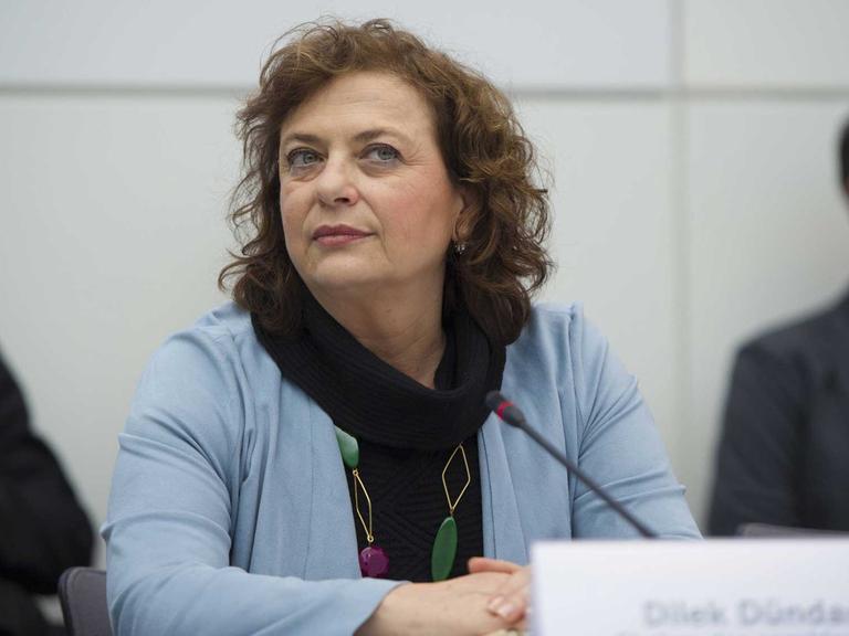 Die Journalistin Dilek Dündar, Ehefrau des angeklagten "Cumhuriyet"-Chefredakteurs, bei der Fraktionssitzung der Linkspartei im Deutschen Bundestag.