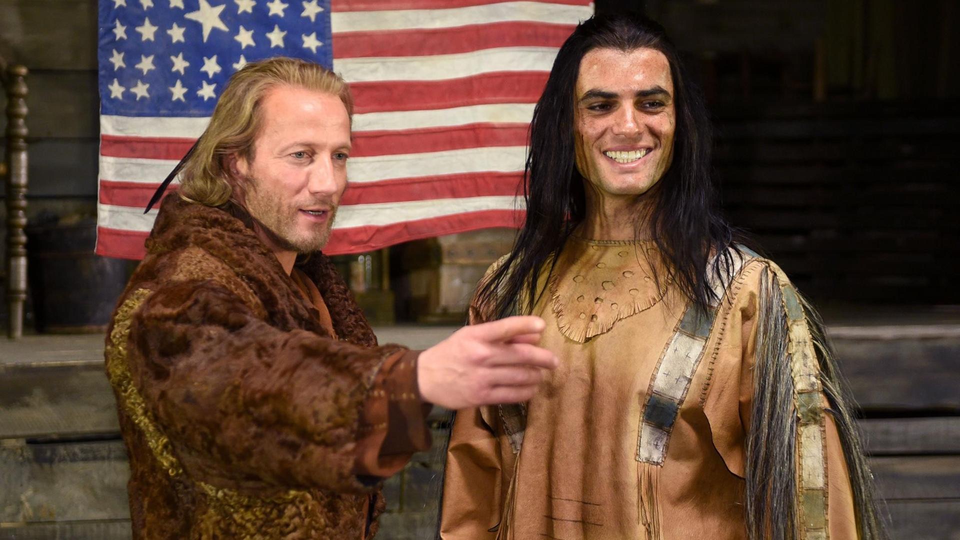 Wotan Wilke Möhring und Nik Xhelilaj posieren als Old Shatterhand und Winnetou für die Presse. Wotan Wilke Möhring und Nik Xhelilaj posieren als Old Shatterhand und Winnetou für die Presse.