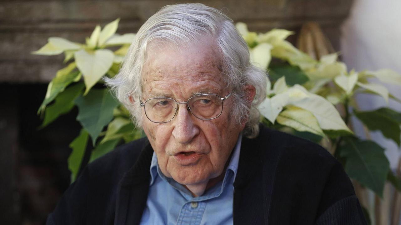 Porträtaufnahme des Linguisten Noam Chomsky aus dem Jahr 2017. Porträtaufnahme des Linguisten Noam Chomsky aus dem Jahr 2017.