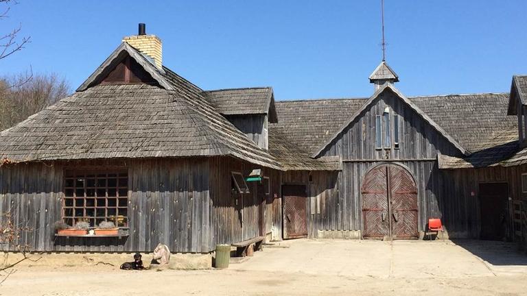 U-förmiger Holzhauskomplex, genannt "kleines Kloster". In Pakuta, einem Dorf im Westen Litauens U-förmiger Holzhauskomplex, genannt "kleines Kloster". In Pakuta, einem Dorf im Westen Litauens