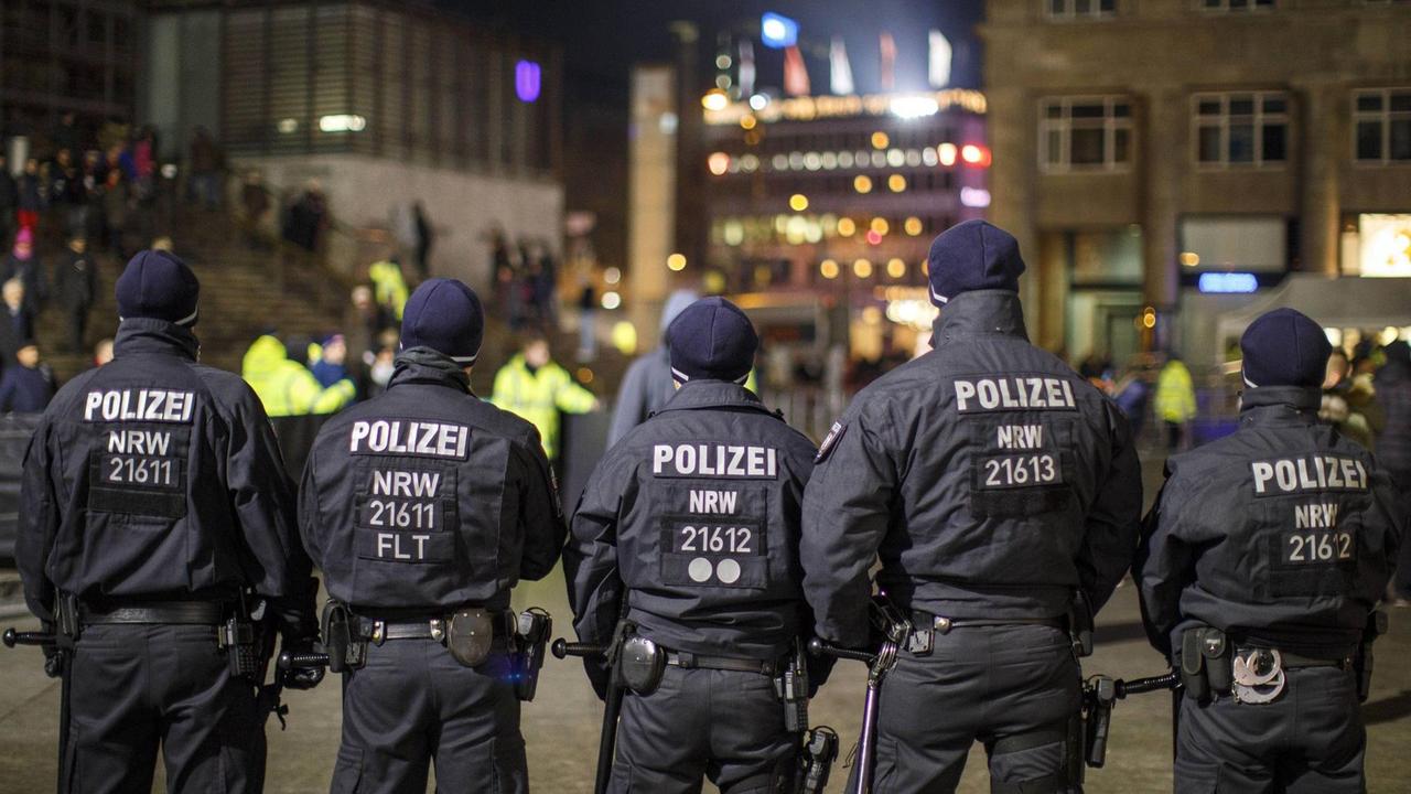Polizisten am Hauptbahnhof am Silvesterabend. Polizisten am Hauptbahnhof am Silvesterabend.