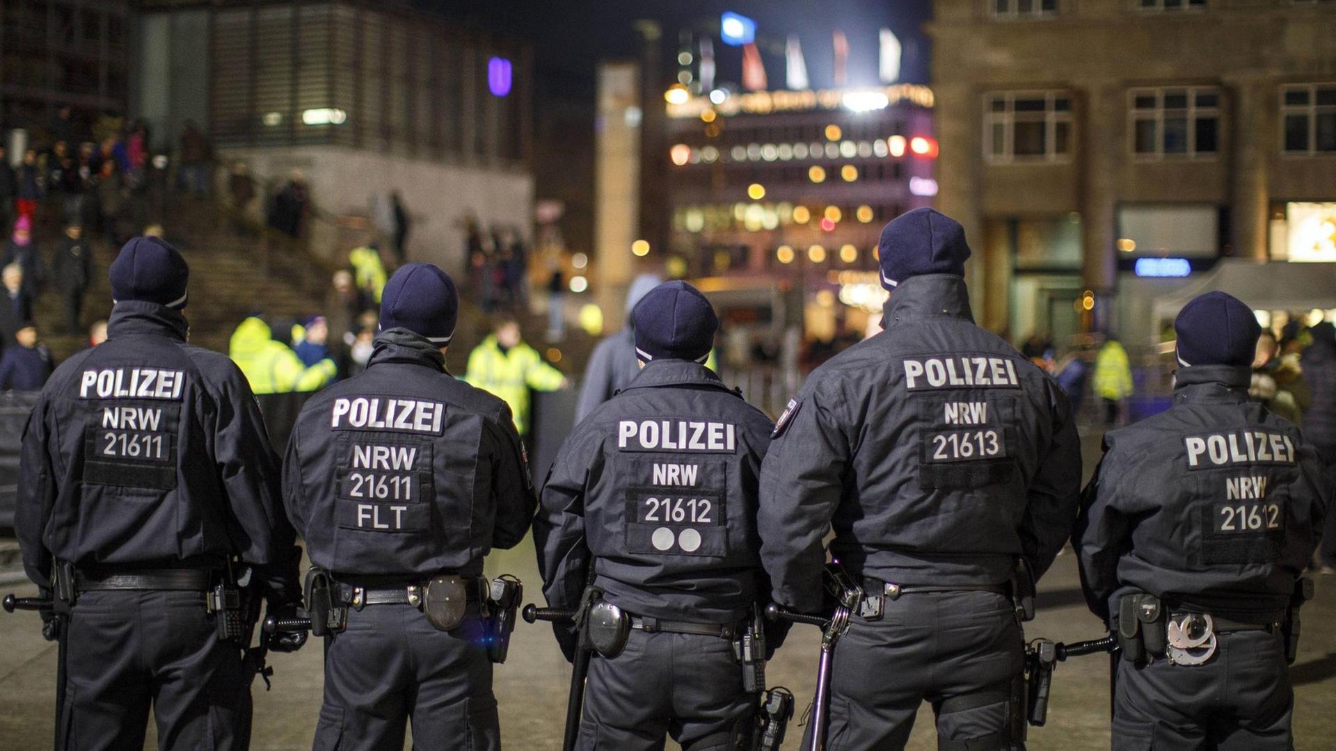 Polizisten am Hauptbahnhof am Silvesterabend. Polizisten am Hauptbahnhof am Silvesterabend.