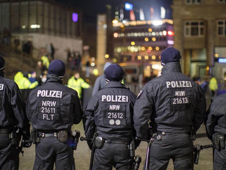 Polizisten am Hauptbahnhof am Silvesterabend.
